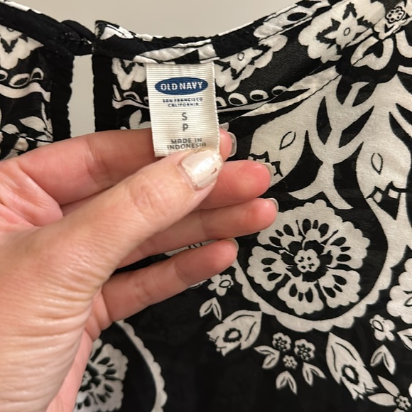 Old Navy 100% Rayon top, black and white design, high/low, size small - Picture 4 of 7